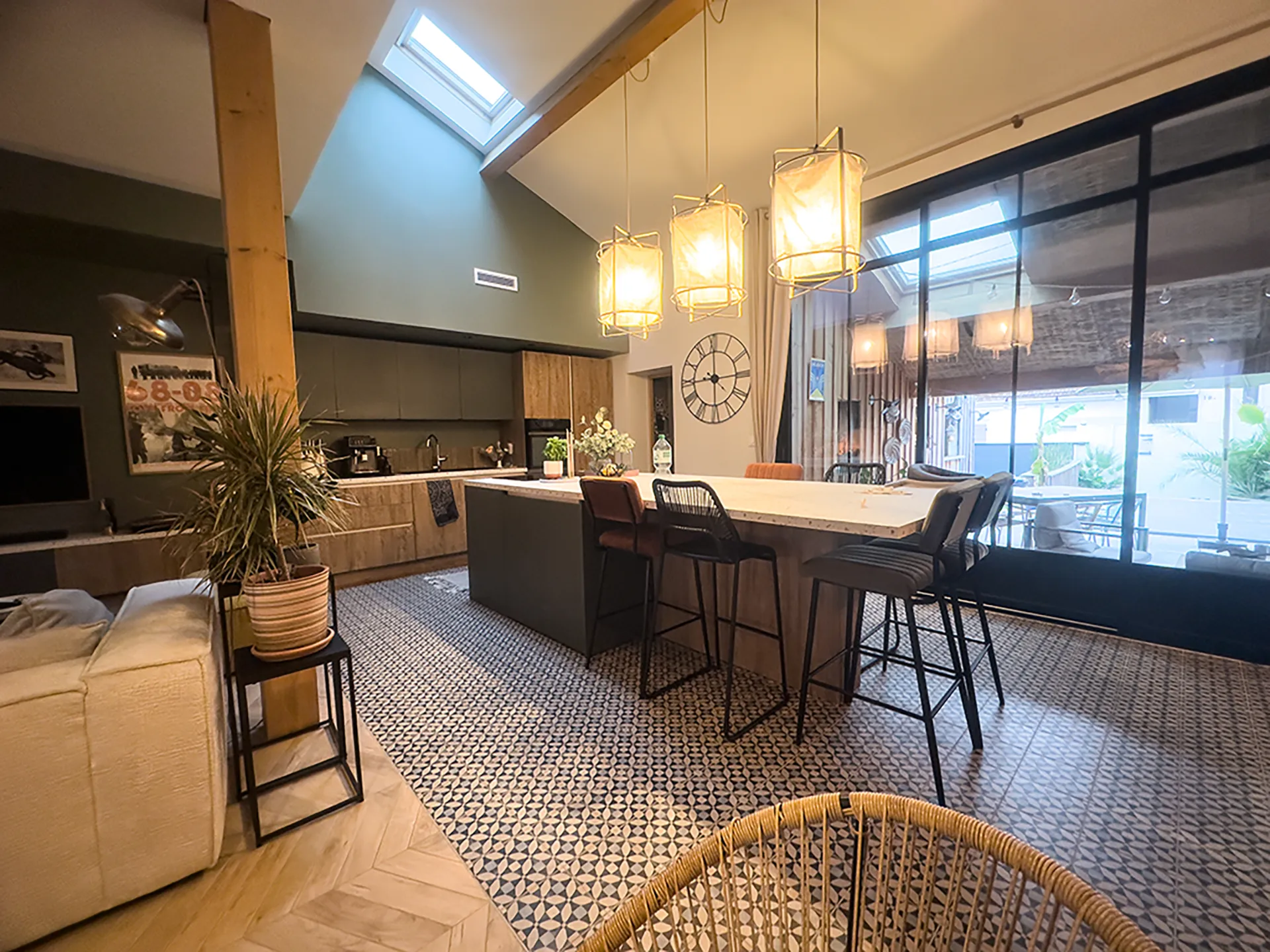 Rénovation cuisine maison Aucamville - Cuisine ouverte moderne et lumineuse après rénovation globale