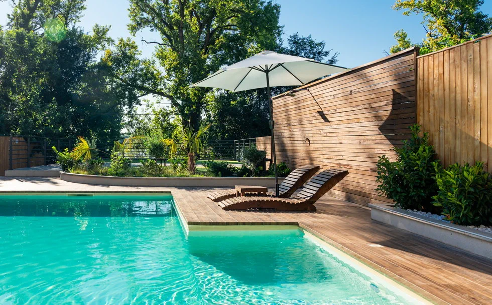 Aménagements extérieurs en Occitanie - Terrasses, piscines et jardins par Demeures d'Occitanie Rénovation
